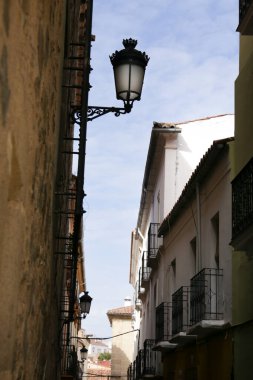 İspanya 'nın eski Caceres kasabasındaki tarihi taş evlerin kaldırımları ve cepheleri