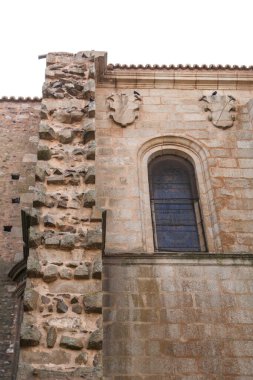 Caceres, Extremadura, İspanya 'daki Santiago el Mayor' un güzel kilisesinin mimari detayları.