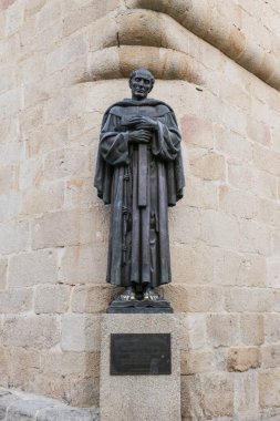 Caceres, İspanya - 20 Ekim 2023: Sanatçı Enrique Perez Comendador tarafından Santa Maria Meydanı 'nda yapılan San Pedro de Alcantara heykeli
