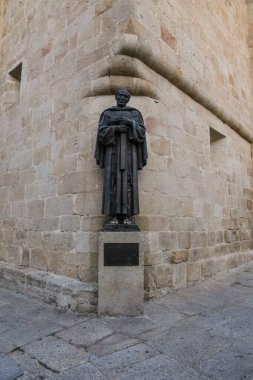 Caceres, İspanya - 20 Ekim 2023: Sanatçı Enrique Perez Comendador tarafından Santa Maria Meydanı 'nda yapılan San Pedro de Alcantara heykeli