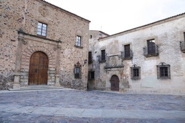 Caceres, Extremadura, İspanya - 23 Ekim 2023 Santa Maria Meydanı 'ndaki Ovando Sarayı cephesi
