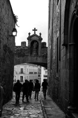 Caceres, Extremadura, İspanya - 23 Ekim 2023: Eski Caceres şehrinde Güzel Yıldız Kemeri