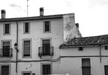 Caceres, Extremadura, İspanya - 23 Ekim 2023: Eski İspanya 'nın Caceres kentindeki tarihi taş evlerin kaldırımları ve cepheleri