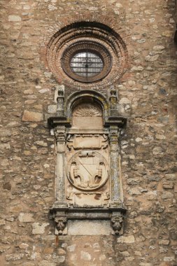 Caceres, Extremadura, İspanya - 20 Ekim 2023: Caceres, Extremadura, İspanya 'daki Santiago el Mayor' un güzel kilisesinin mimari detayları