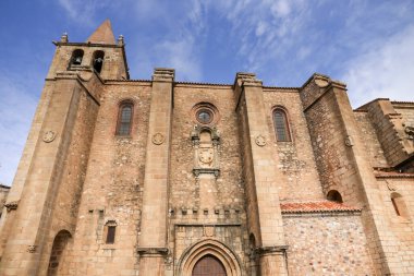 Caceres, Extremadura, İspanya - 20 Ekim 2023: Caceres, Extremadura, İspanya 'daki Santiago el Mayor' un güzel kilisesinin mimari detayları