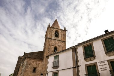 Caceres, Extremadura, İspanya - 23 Ekim 2023: Eski İspanya 'nın Caceres kentindeki tarihi taş evlerin kaldırımları ve cepheleri