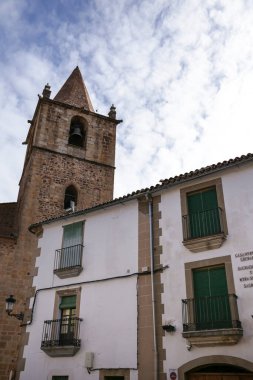 Caceres, Extremadura, İspanya - 23 Ekim 2023: Eski İspanya 'nın Caceres kentindeki tarihi taş evlerin kaldırımları ve cepheleri