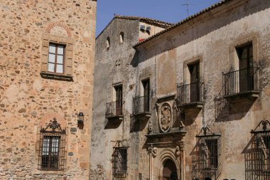 Caceres, Extremadura, İspanya - 23 Ekim 2023 Santa Maria Meydanı 'ndaki Ovando Sarayı cephesi