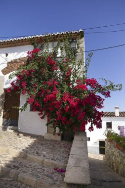 İspanya 'nın eski Yahudi mahallesinde dar sokaklardaki güzel evler.