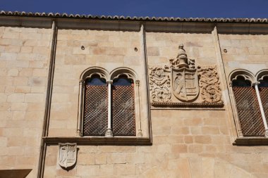 Caceres, Extremadura, İspanya - 23 Ekim 2023: Rönesans tarzı, eski Caceres kasabasındaki Belediye Sarayı cephesi