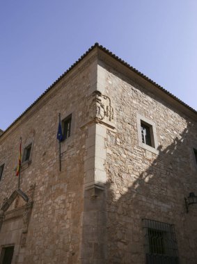 Caceres, Extremadura, İspanya - 23 Ekim 2023: Caceres İl Meclisi 'nin tarihi binasının cephesi