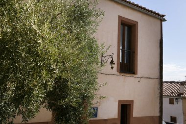 Caceres, Extremadura, İspanya - 20 Ekim 2023: Caceres, İspanya 'nın eski Yahudi mahallesindeki dar sokaklardaki güzel evler