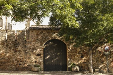 Caceres, Extremadura, İspanya - 23 Ekim 2023: Eski İspanya 'nın Caceres kentindeki tarihi taş evlerin kaldırımları ve cepheleri