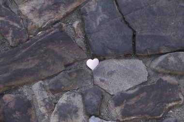 İspanya 'da parke taşı zeminde gümüş kağıt kalp