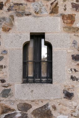 Taş pencere ve eski Caceres kasabasındaki tarihi bir evin mimari detayları.