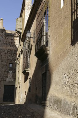 Caceres, Extremadura, İspanya - 23 Ekim 2023: Eski İspanya 'nın Caceres kentindeki tarihi taş evlerin kaldırımları ve cepheleri