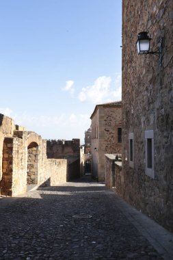 İspanya 'nın eski Caceres kasabasındaki tarihi taş evlerin kaldırımları ve cepheleri