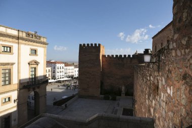 Caceres, Extremadura, İspanya - 21 Ekim 2023 Balbos Forumu ve eski Caceres kasabasındaki La Hierba Kulesi
