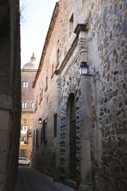 Caceres, Extremadura, İspanya - 21 Ekim 2023: İspanya 'nın eski Caceres kentindeki tarihi taş evlerin kaldırımları ve cepheleri