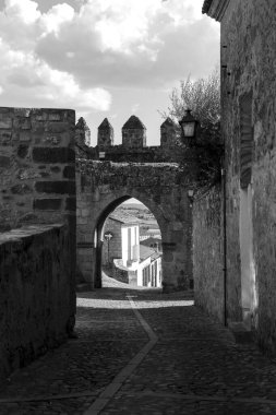 İspanya 'nın Trujillo kentindeki tarihi taş evlerin kaldırımları ve cepheleri.