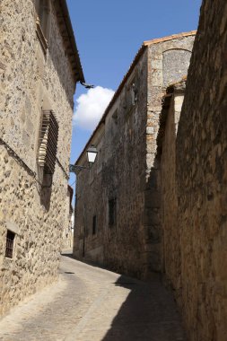 İspanya 'nın Trujillo kentindeki tarihi taş evlerin kaldırımları ve cepheleri.