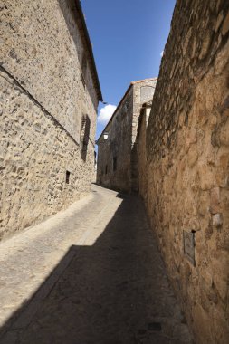 İspanya 'nın Trujillo kentindeki tarihi taş evlerin kaldırımları ve cepheleri.