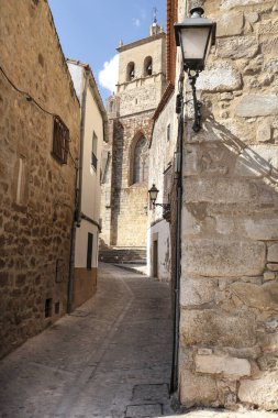 İspanya 'nın Trujillo kentindeki tarihi taş evlerin kaldırımları ve cepheleri.