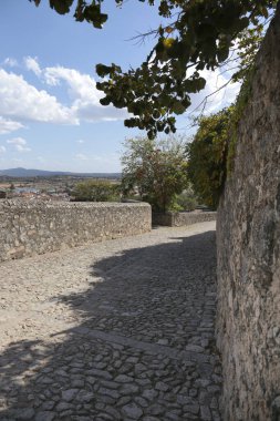 Trujillo şehrinin kalesine (Alcazaba) ulaşmak için dar kaldırım taşı caddesi.