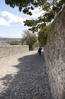 Trujillo şehrinin kalesine (Alcazaba) ulaşmak için dar kaldırım taşı caddesi.