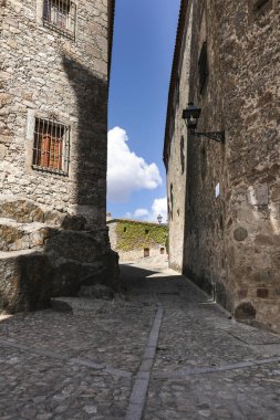İspanya 'nın Trujillo kentindeki tarihi taş evlerin kaldırımları ve cepheleri.