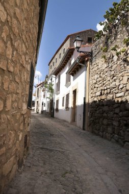 İspanya 'nın Trujillo kentindeki tarihi taş evlerin kaldırımları ve cepheleri.