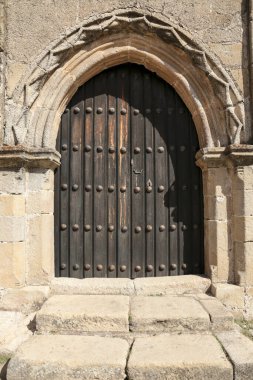 Trujillo kasabası, Caceres, İspanya 'da tarihi bir evin taş cephesi ve güzel bir kapısı var.