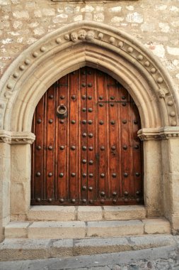 Trujillo kasabası, Caceres, İspanya 'da tarihi bir evin taş cephesi ve güzel bir kapısı var.
