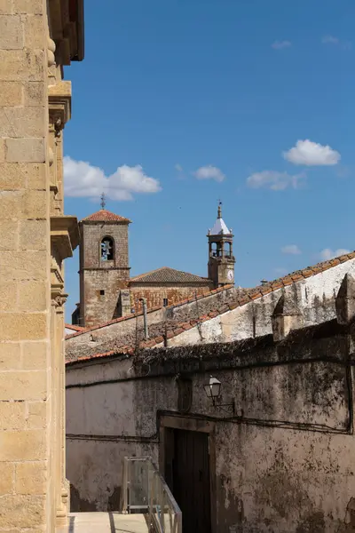 İspanya 'nın Trujillo kentindeki tarihi taş evlerin kaldırımları ve cepheleri.