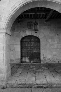 İspanya 'nın Trujillo kentindeki tarihi taş evin ön cephesinde antik ahşap kapılı.