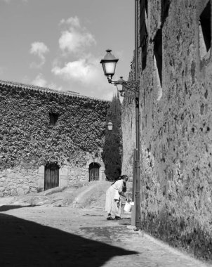 Trujillo, Extremadura, İspanya - 21 Ekim 2023: Eski İspanya 'nın Trujillo kentindeki tarihi taş evler ve caddeler