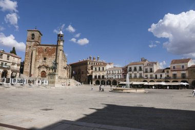 Trujillo, Extremadura, İspanya... 23 Ekim 2023 sabah eski Trujillo kasabasındaki Plaza Belediye Başkanı Meydanı.