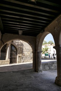 Trujillo, Extremadura, İspanya - 23 Ekim 2023: Eski Trujillo kasabasında, Plaza Belediye Başkanı Meydanı 'nın çarşısı