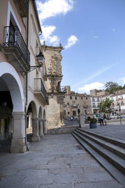 Trujillo, Extremadura, İspanya... 23 Ekim 2023 sabah eski Trujillo kasabasındaki Plaza Belediye Başkanı Meydanı.