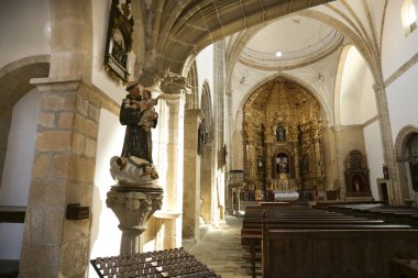 Trujillo, Extremadura, İspanya... 23 Ekim 2023: Eski Trujillo kasabasındaki San Francisco kilisesi.