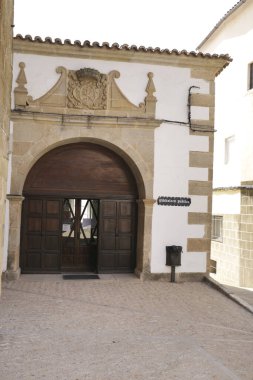 Trujillo, Extremadura, İspanya - 21 Ekim 2023: Trujillo, İspanya 'daki tarihi taş ev cephesi