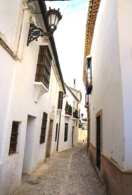 Dar kaldırım taşlı sokaklar ve Ronda City, Malaga, İspanya 'nın beyaz yüzlü cepheleri
