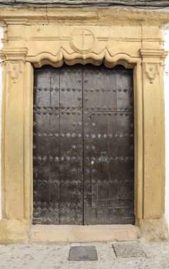 İspanya 'nın Malaga şehrinde, Ronda kasabasında, güzel kapılı ve taş oymalı tarihi evin taş cephesi.