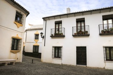 Dar kaldırım taşlı sokaklar ve Ronda City, Malaga, İspanya 'nın beyaz yüzlü cepheleri