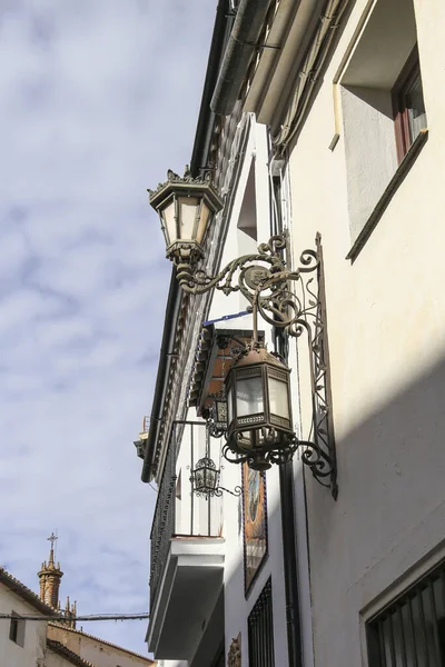 Dar kaldırım taşlı sokaklar ve Ronda City, Malaga, İspanya 'nın beyaz yüzlü cepheleri