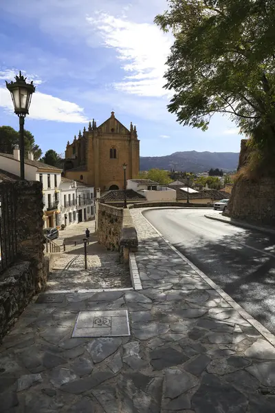Ronda Şehrinin Tarihi Evleri Arka Planında Kutsal Ruh Kilisesi Olan — Stok fotoğraf
