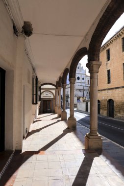 Ronda, Malaga, İspanya 23 Ekim 2023 Ronda şehri, Malaga, İspanya 'nın dar kaldırım taşlı caddeleri ve beyazlatılmış cepheleri.