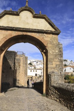 Ronda, Malaga, İspanya 21 Ekim 2023, Ronda 'da eski bir şehir olan Dar kaldırım taşı caddesi.