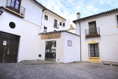 Ronda, Malaga, İspanya 23 Ekim 2023 Ronda şehri, Malaga, İspanya 'nın dar kaldırım taşlı caddeleri ve beyazlatılmış cepheleri.