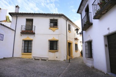 Ronda, Malaga, İspanya 23 Ekim 2023 Ronda şehri, Malaga, İspanya 'nın dar kaldırım taşlı caddeleri ve beyazlatılmış cepheleri.